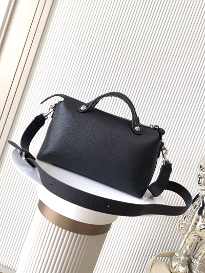 フェンディバッグ背面デザイン